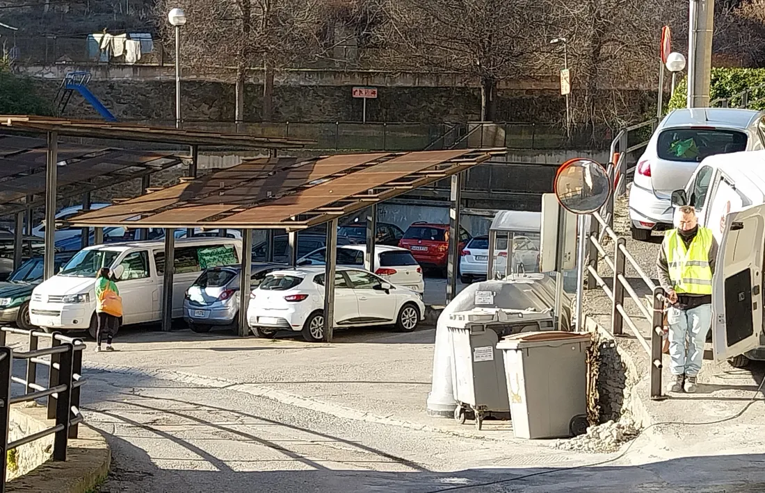 La plaça de Poble Sec, en espera d'alguna solució, mentre mostra les cicatrius que va deixant el descuit de llarg temps. 
